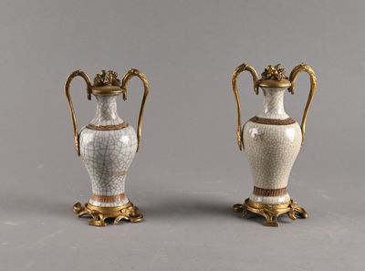 CHINE, Nankin Paire de petits vases à monture en bronze à fo…