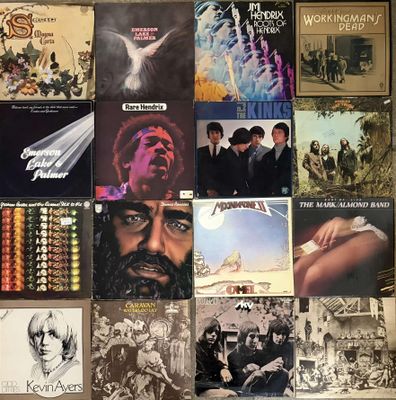 de nombreux disques différents accrochés au mur de cette pièce