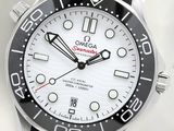 une photo d'une montre avec un cadran blanc et un bracelet en caoutchouc noir