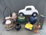 de nombreux vases et une petite voiture posés sur une table