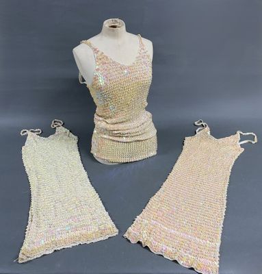 trois robes et un mannequin sur un pied de mannequin