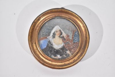 la photo d'une femme assise sur une chaise, dans un cadre