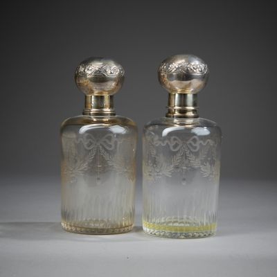 paire de flacons de parfum anciens en cristal taillé, avec bouchons en argent