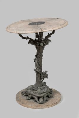 une image représentant une table au plateau en marbre sur laquelle se trouve un arbre