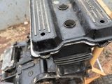 un petit moteur posé sur un chariot