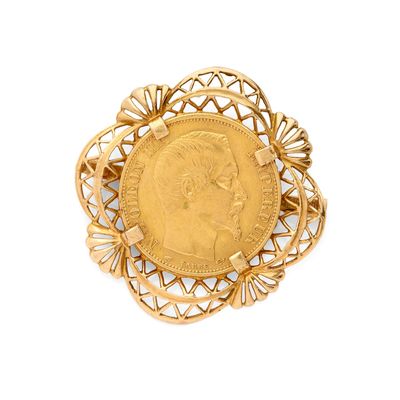 l'image d'une pièce d'or sertie dans une bague en filigrane