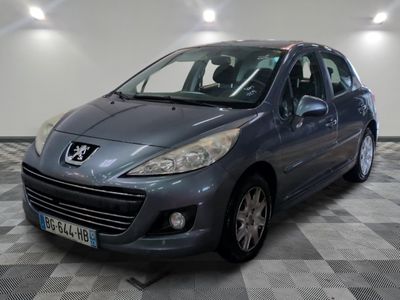 La voiture grise est garée sur le sol à damier du garage.