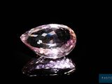 gros plan d'un diamant rose sur une surface noire