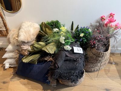 un ours en peluche assis à côté d'un panier de fleurs