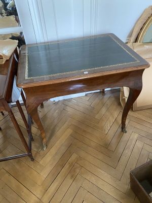 deux tables placées l'une à côté de l'autre sur le sol