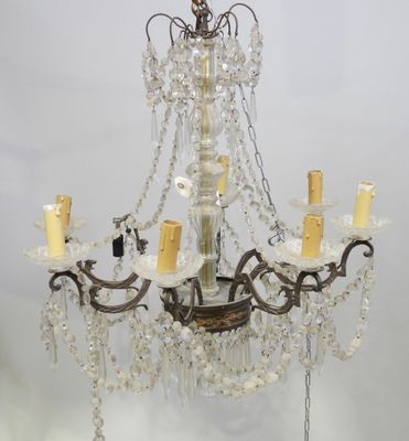 un gros plan d'un lustre orné de bougies