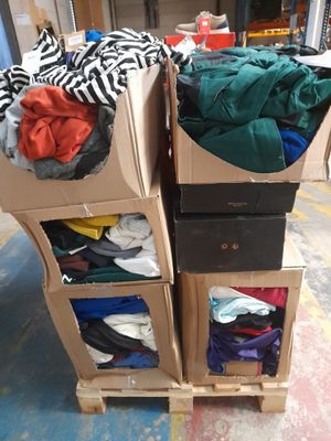 deux cartons empilés l'un sur l'autre sur une palette