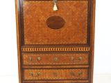 une commode ancienne en bois, avec des ferrures en laiton et des tiroirs