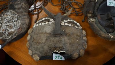 Masque africain décoratif, bois , coquillage et jute.