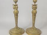 paire de bougeoirs anciens en laiton ornés d'anges et de fleurs