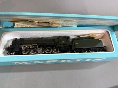 un petit train dans une boîte posée sur une table