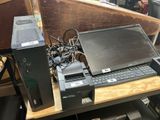 un bureau sur lequel se trouvent un ordinateur portable, une imprimante et d'autres appareils électroniques