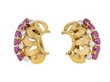 une paire de boucles d'oreilles en rubis et diamants
