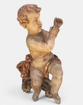 une photo représentant la statue d'un enfant assis sur une souche d'arbre
