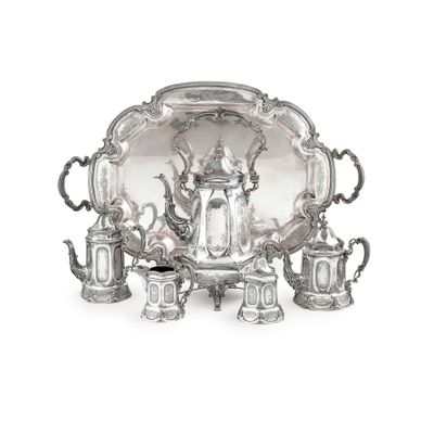 un plateau en argent sur lequel sont disposés plusieurs objets en argent
