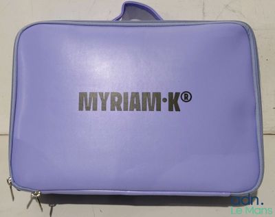 une valise violette sur laquelle figure un logo