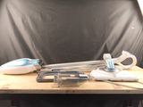 une table sur laquelle se trouvent de nombreux objets différents