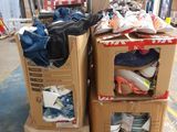 deux cartons sur lesquels sont posées des chaussures, dans un entrepôt