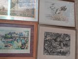 de nombreuses photos accrochées au mur au-dessus des toilettes