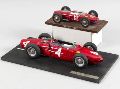 une maquette de voiture de course rouge posée sur un socle noir