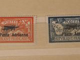 trois timbres différents sur une feuille de papier où figure l'image d'une vache