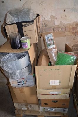 une pile de boîtes empilées les unes sur les autres