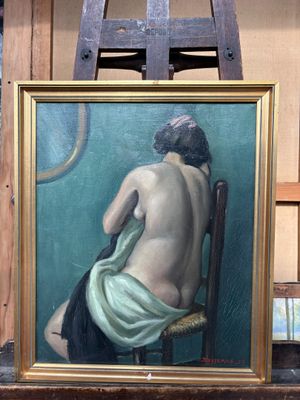 tableau représentant une femme nue assise sur une chaise devant un chevalet
