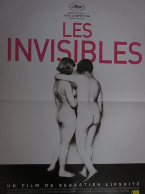 affiche de cinéma française du film « Les Invisibles », mettant en scène deux hommes nus
