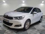 la citrole blanche est garee sur un carrelage en damier