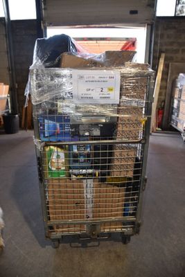 un chariot contenant beaucoup d'articles dans un entrepôt