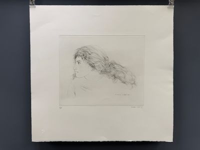 un dessin représentant une femme aux cheveux longs, accroché au mur