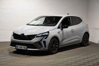 la voiture blanche est garée dans un garage dont le sol est recouvert de carreaux