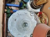 une boîte remplie de plats et d'ustensiles variés