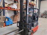 un chariot élévateur dans un entrepôt rempli de rayonnages et de palettes