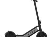 un gros plan d'une trottinette électrique sur fond blanc