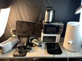 une table sur laquelle sont posés de nombreux appareils électroniques