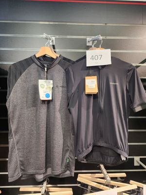 deux chemises suspendues à un portant dans un magasin