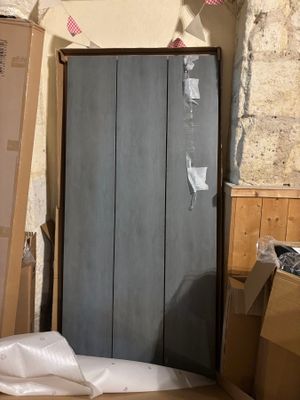 beaucoup de boîtes et de cartons sur le sol d'une pièce