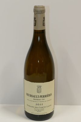 une bouteille de vin posée sur une table