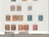 une photo d'une collection de timbres présentée dans un album