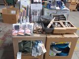 de nombreuses caisses d'outils posées sur une palette dans un entrepôt
