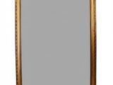 une image d'un miroir encadré d'or sur un fond blanc