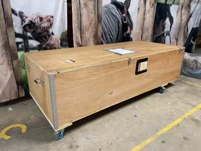 une grande caisse en bois posée sur une charrette