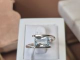une bague qui se trouve dans une boîte sur une table