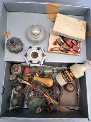 une boîte remplie d'objets assortis posée sur une table
